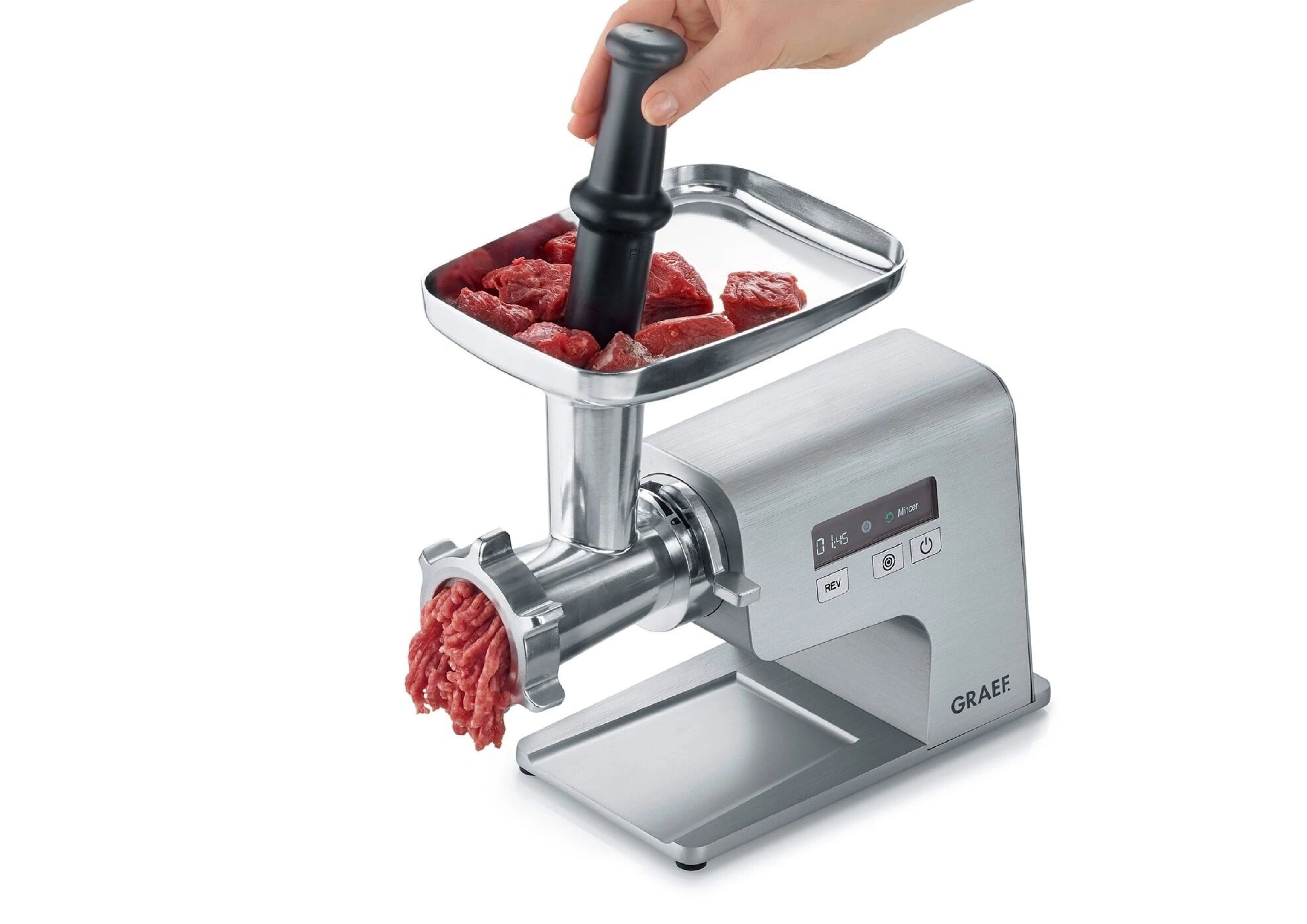 Graef Multiwolf im Einsatz beim Zerkleinern von Fleischstücken mit Hilfe des Stopfers