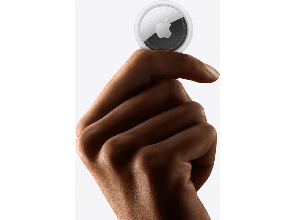 Apple AirTag – in der Hand. Apple AirTag in der Hand gehalten, zeigt die kompakte Größe.