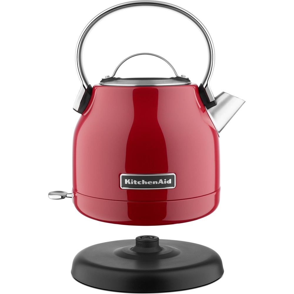 Rechte Seitenansicht des KitchenAid Wasserkochers 5KEK1222EER in Empire Red auf seiner Basisstation