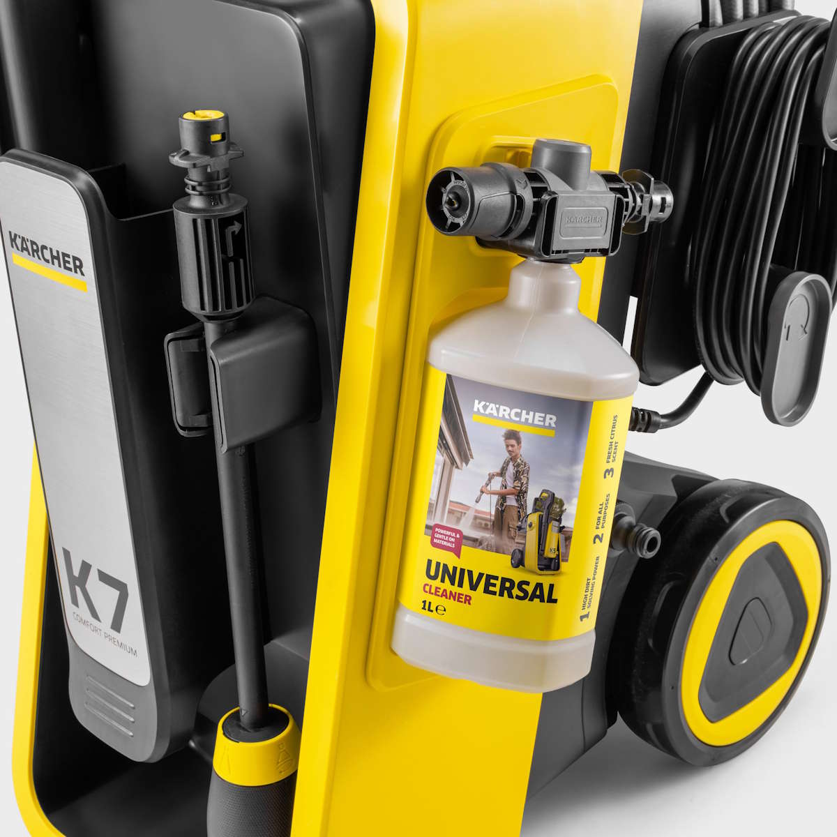 Nahaufnahme der Oberseite des Geräts mit eingesteckter Kärcher Reinigungsmittelflasche im Plug 'n' Clean System zur automatischen Dosierung.
