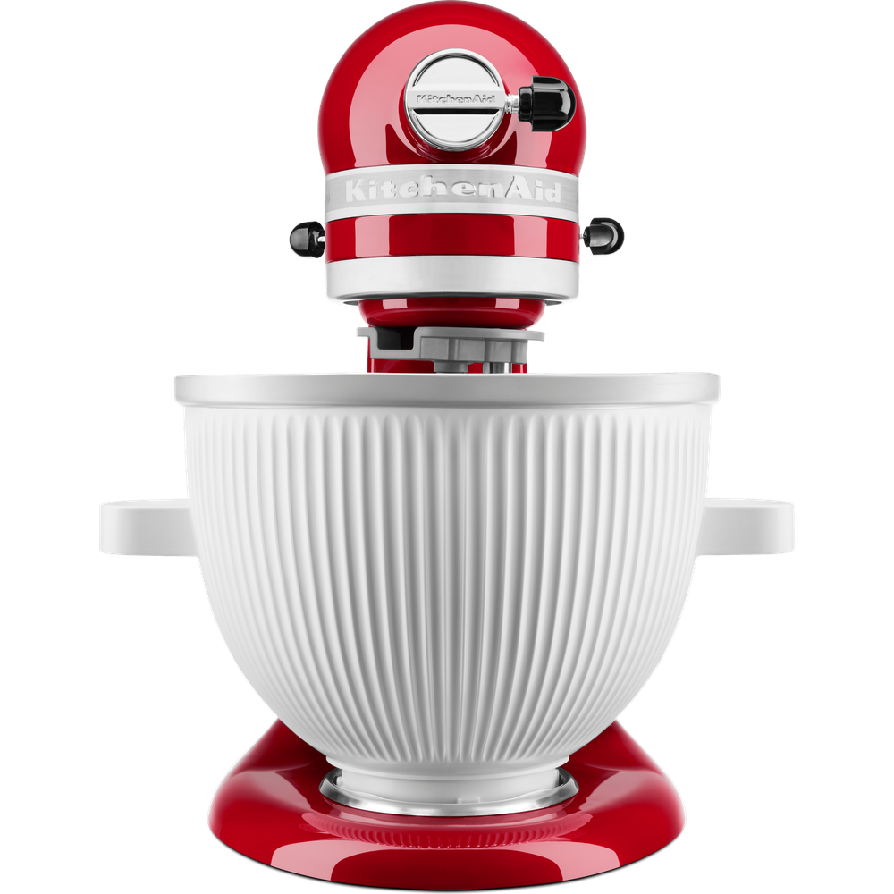 Frontale Ansicht des KitchenAid Ice Cream Makers mit geriffelter Kühlschüssel an einer roten Artisan Küchenmaschine.