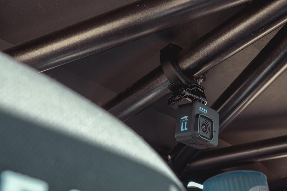 GoPro HERO11 Black Mini mit Montageschnalle und Klebehalterung.