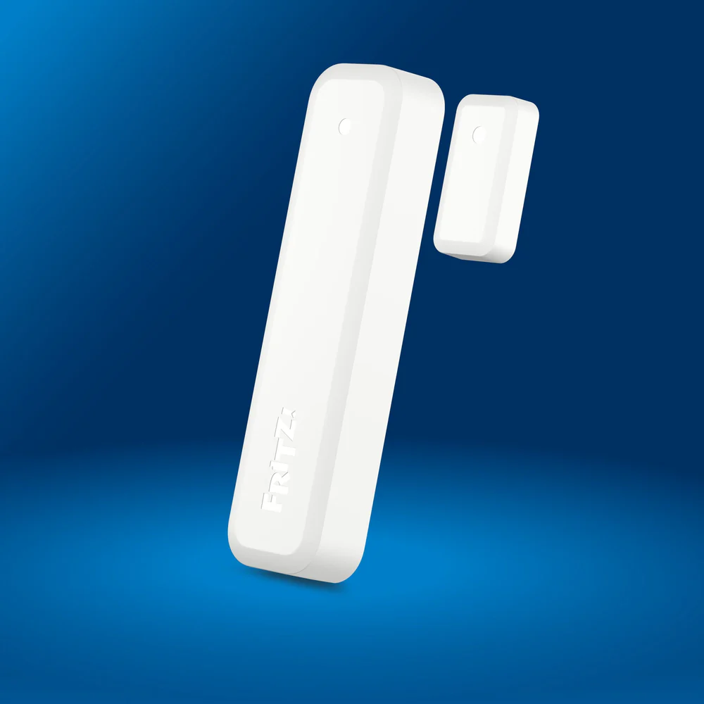 Produktansicht des weißen, magnetischen FRITZ! Tür-/Fensterkontakts bestehend aus Hauptsensor und Magnet, auf blauem Hintergrund.