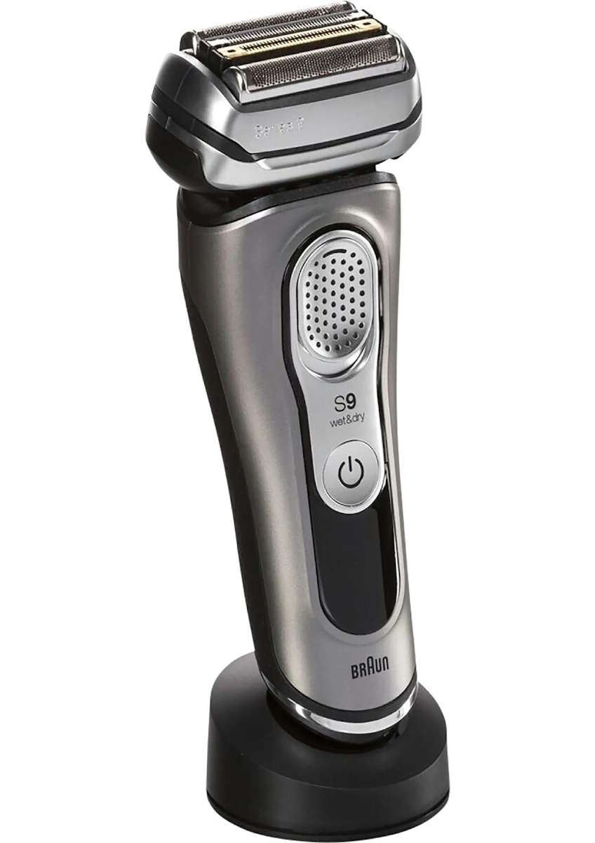 Braun 9325s Rasierer stehend in der mitgelieferten Ladestation.
