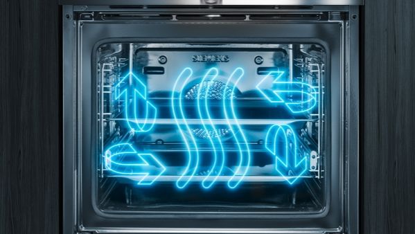 Siemens HB676G0S1: 4D Heißluft für gleichmäßige Backergebnisse auf vier Ebenen Backofen-Innenraum mit mehreren Blechen, die gleichmäßig gebacken werden