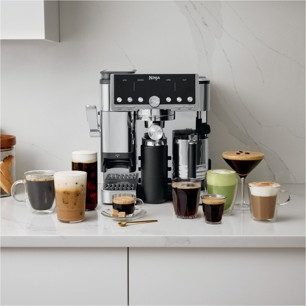 Die NINJA ES701EU Kaffeemaschine umgeben von verschiedenen Kaffeegetränken wie Espresso, Cappuccino, Iced Coffee und Cold Brew