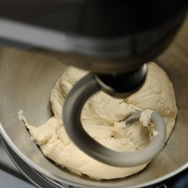 Teig kneten mit KitchenAid KitchenAid Professional Küchenmaschine beim Kneten von Teig