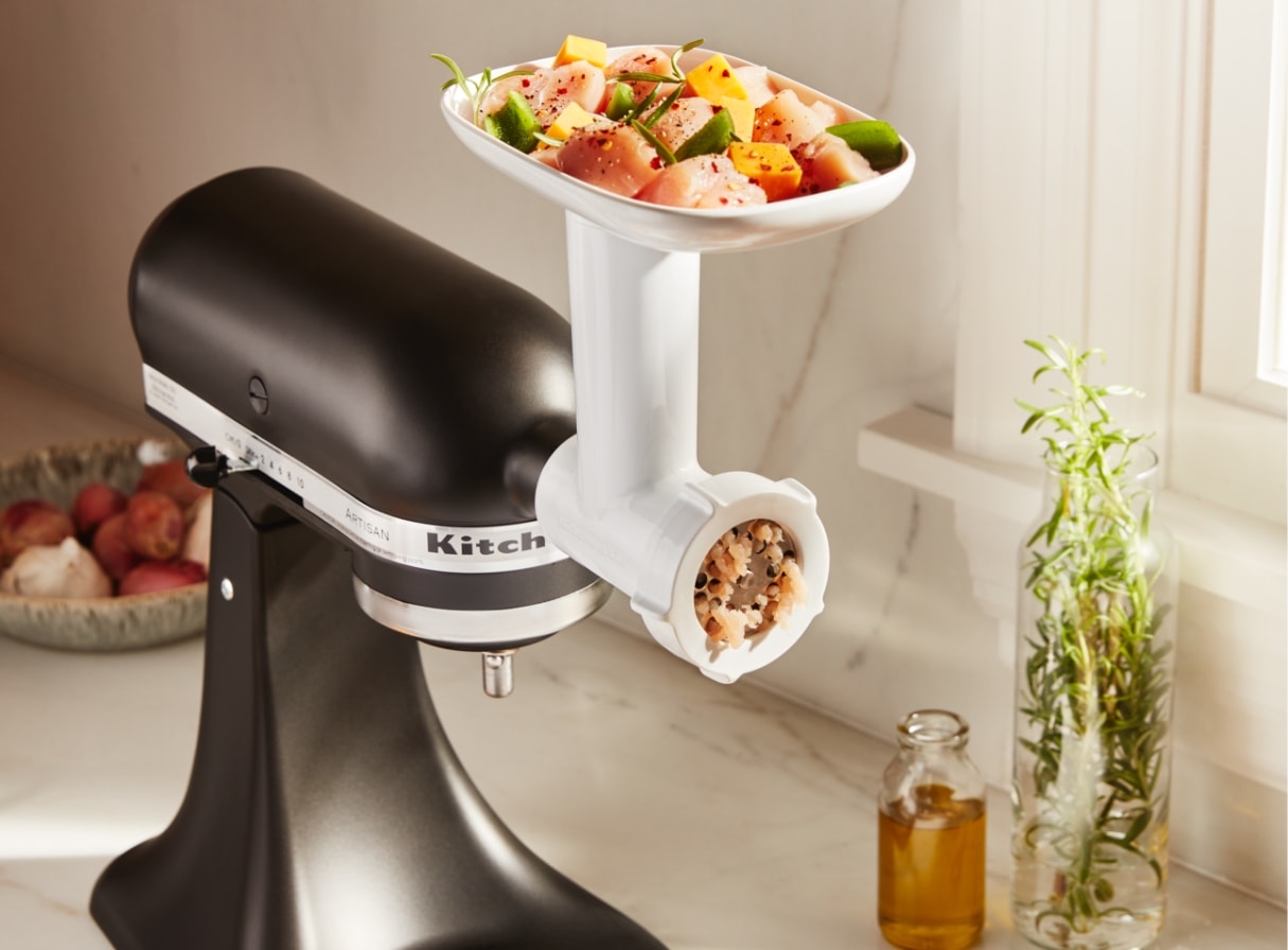 Fleischwolf an Küchenmaschine KitchenAid Zubehör-Set – Fleischwolf an Küchenmaschine montiert