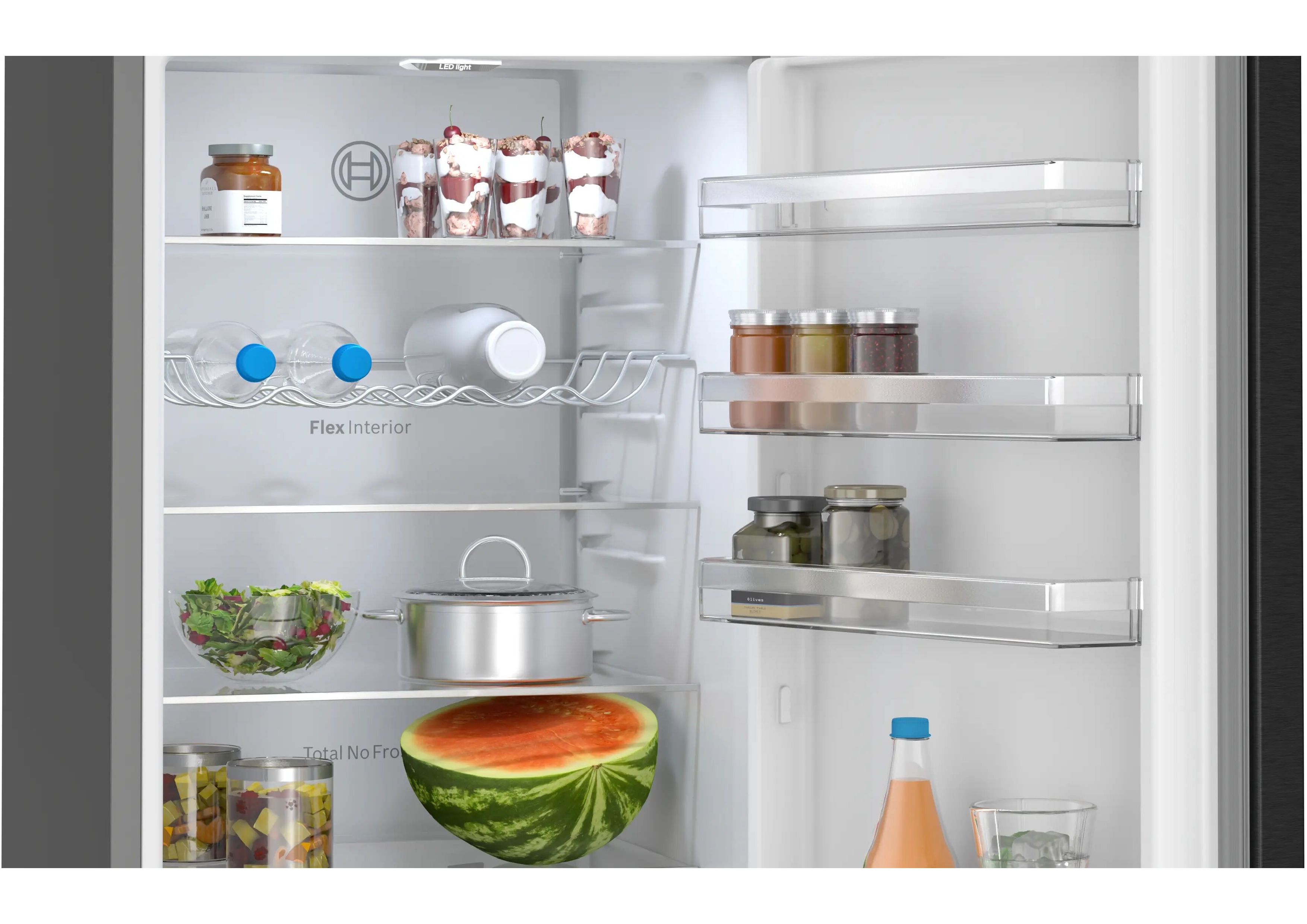 Oberer Innenraum des Bosch Kühlschranks mit Flex Interior Ablagen und LED-Beleuchtung.