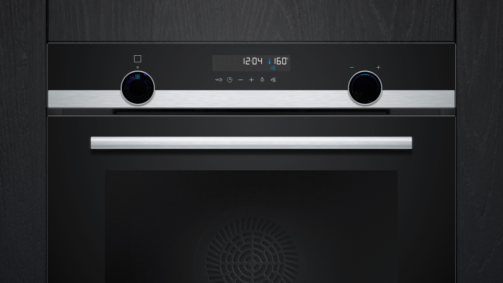 Nahaufnahme der Bedienblende mit Digitalanzeige, Uhrzeit, Temperatur (160°), und den versenkbaren Drehknöpfen in Schwarz-Silber.