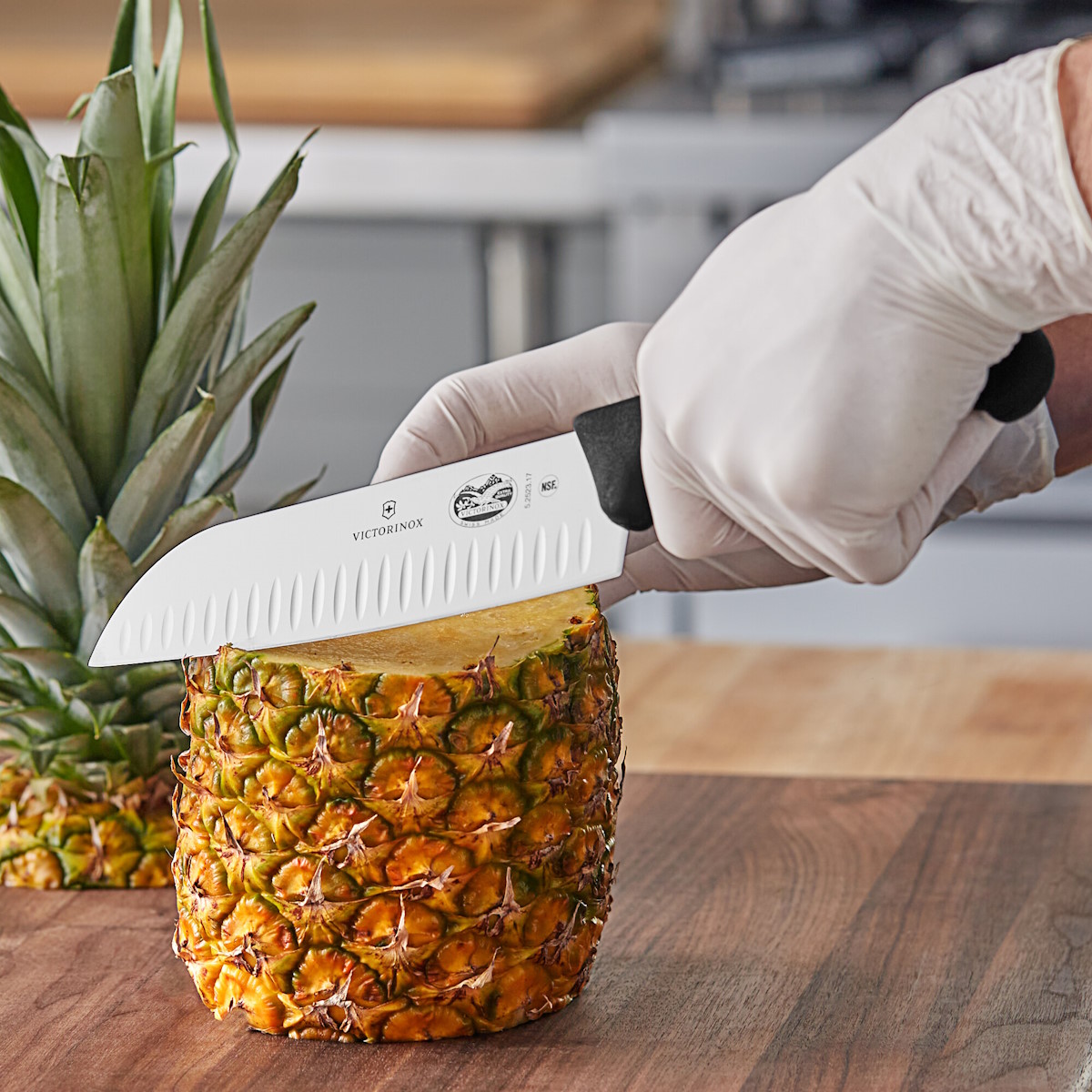 Victorinox Santokumesser in der Küche, schneidet eine Ananas