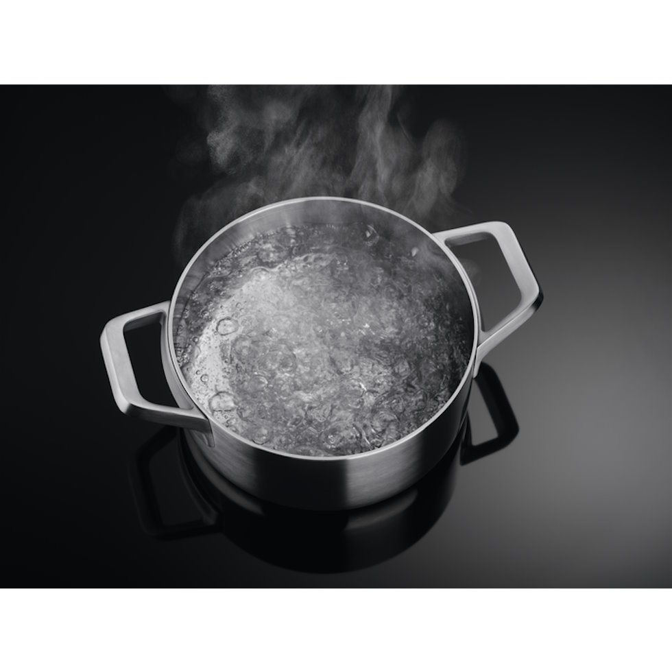 AEG IKE74441XB autarkes Induktionskochfeld - Booster-Funktion: Kochen Sie mit bis zu 3700 Watt Leistung und sparen Sie wertvolle Zeit.