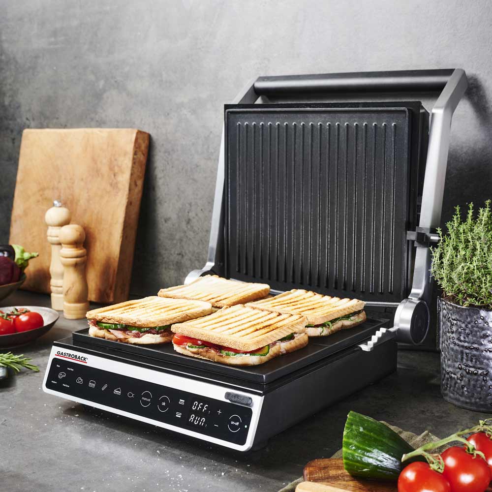 GASTROBACK Kontaktgrill geöffnet – große Grillfläche bei 90° Kontaktgrill GASTROBACK Design BBQ Advanced Smart im 90‑Grad‑Winkel geöffnet