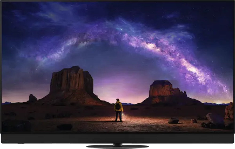 Der Panasonic TV zeigt eine beeindruckende Nachtszene mit Milchstraße über zwei Felsformationen in der Wüste.