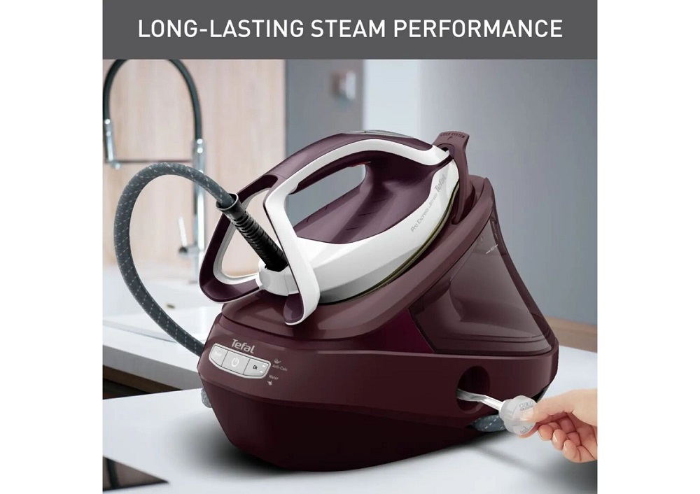 Eine Hand öffnet den Anti-Kalk-Kollektor der Tefal Dampfbügelstation für eine langanhaltende Dampfleistung.