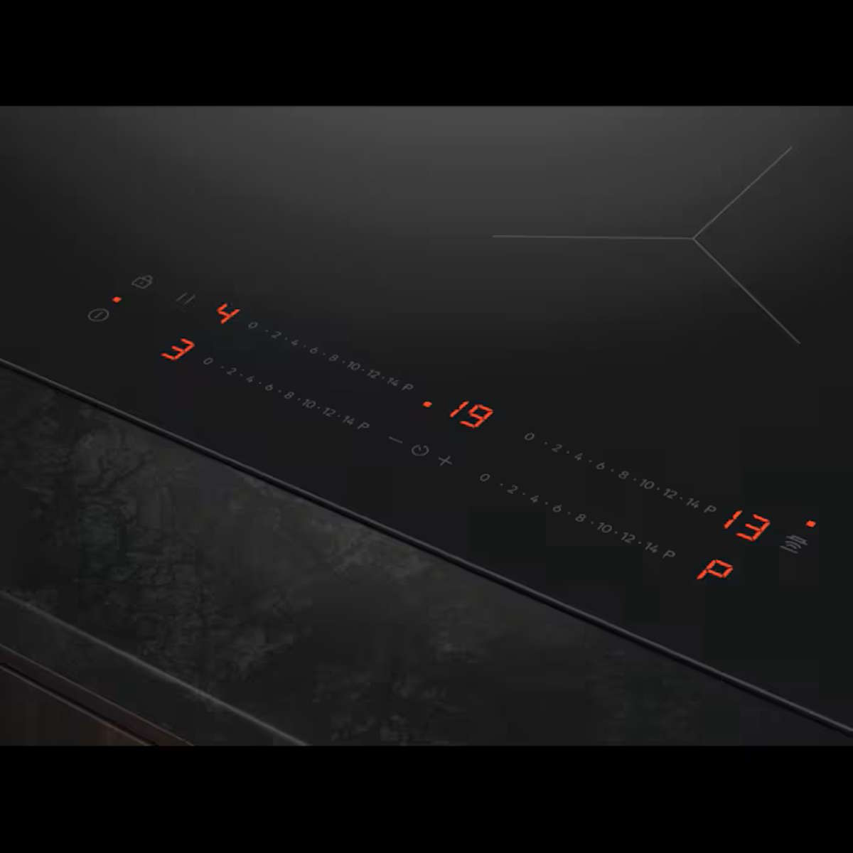 Touch control panel with slider function for precise control of the 4 cooking zones.