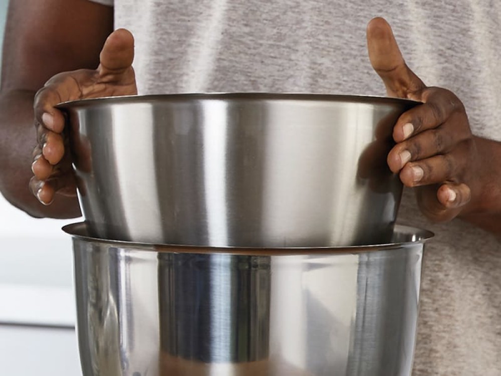 DuoBowl™-System des Kenwood KVL85.004SI: 5-Liter-Schüssel sitzt in der 7-Liter-Edelstahlschüssel für nahtloses Weiterbacken