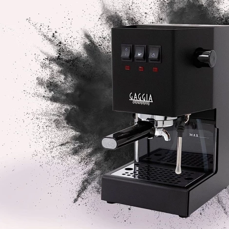Gaggia New Classic Evo Black auf einer modernen Küchenarbeitsplatte