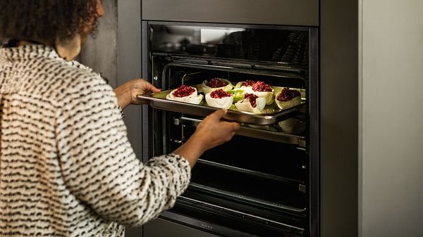 Neff B6AVJ7AG3 Einbau-Backofen Frontansicht mit Dampfunterstützung