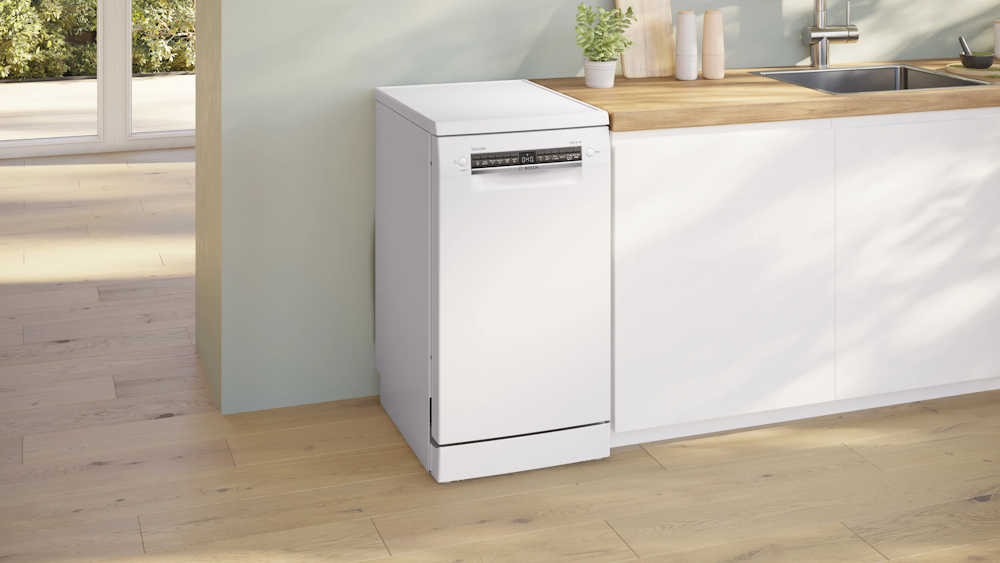 Bosch SPS4EMW02D freistehender Geschirrspüler neben Küchenzeile mit Holzarbeitsplatte