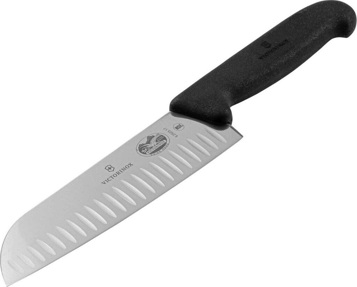 Seitenansicht des Victorinox Fibrox Santokumessers mit wellenschliffähnlicher Klinge