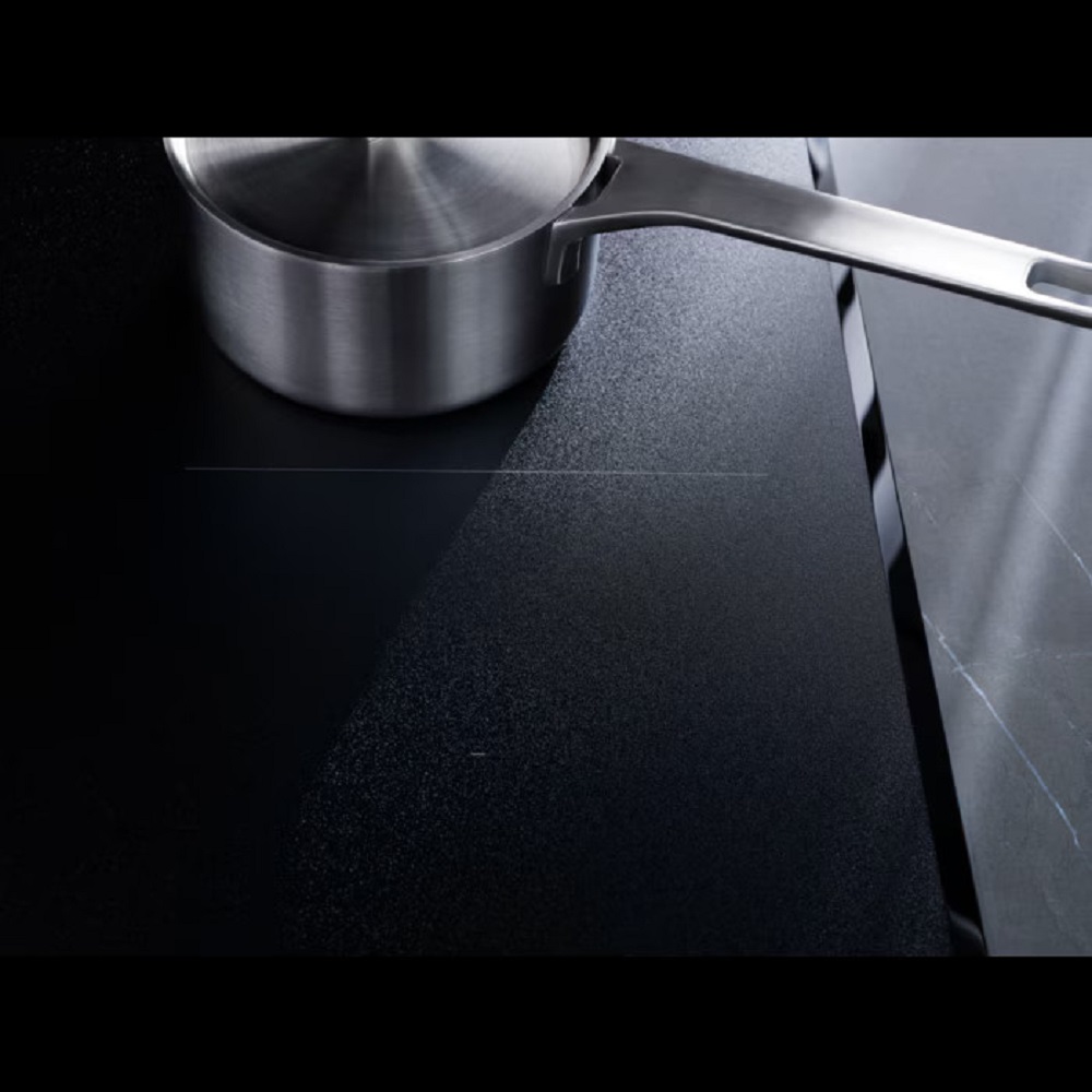 Close-up of a stainless steel pot on the subtly marked SaphirMatt cooking zone