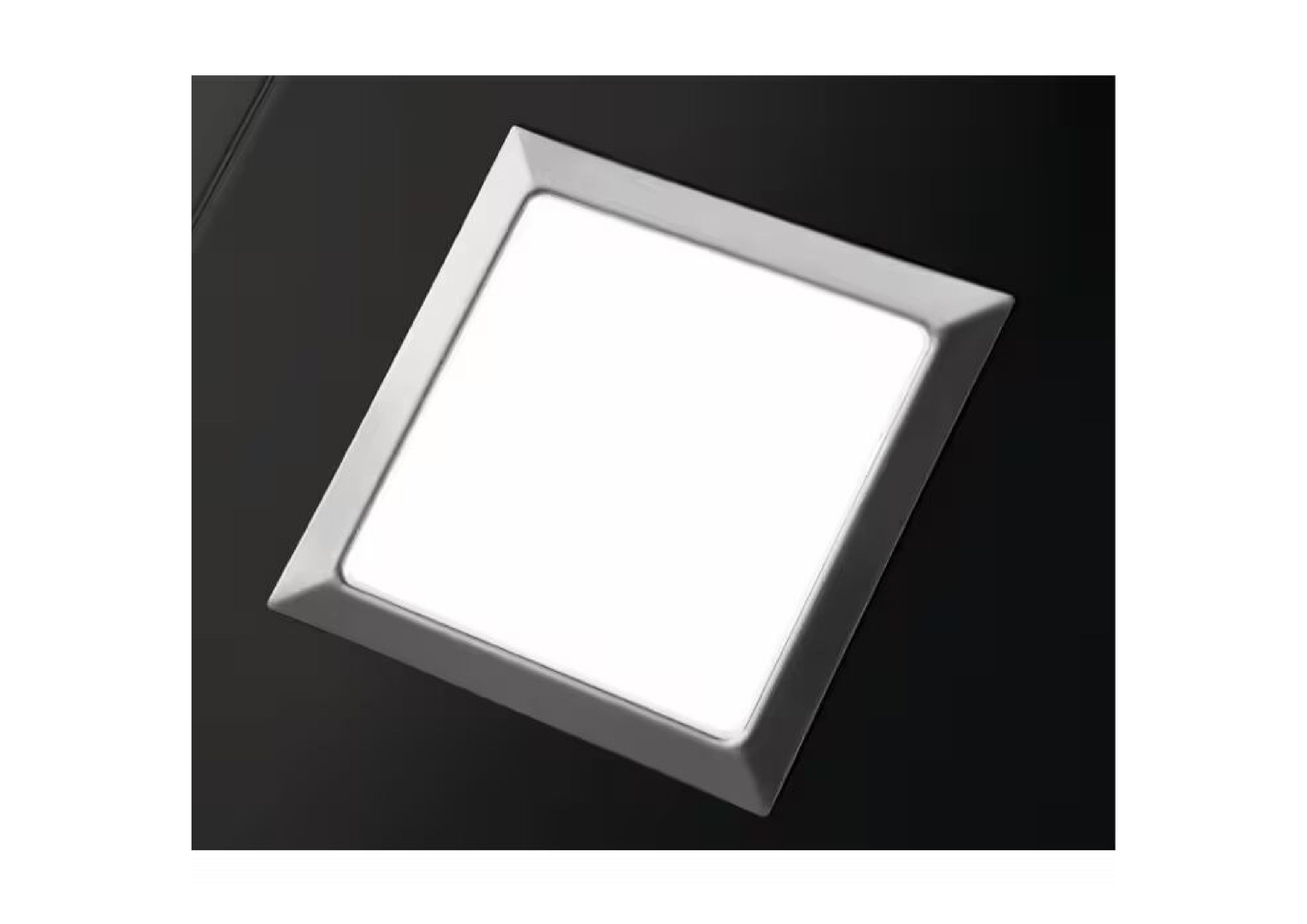 Nahaufnahme der quadratischen, flach bündig eingebauten LED-Leuchte an der Unterseite der Haube für eine helle Kochfeldausleuchtung.