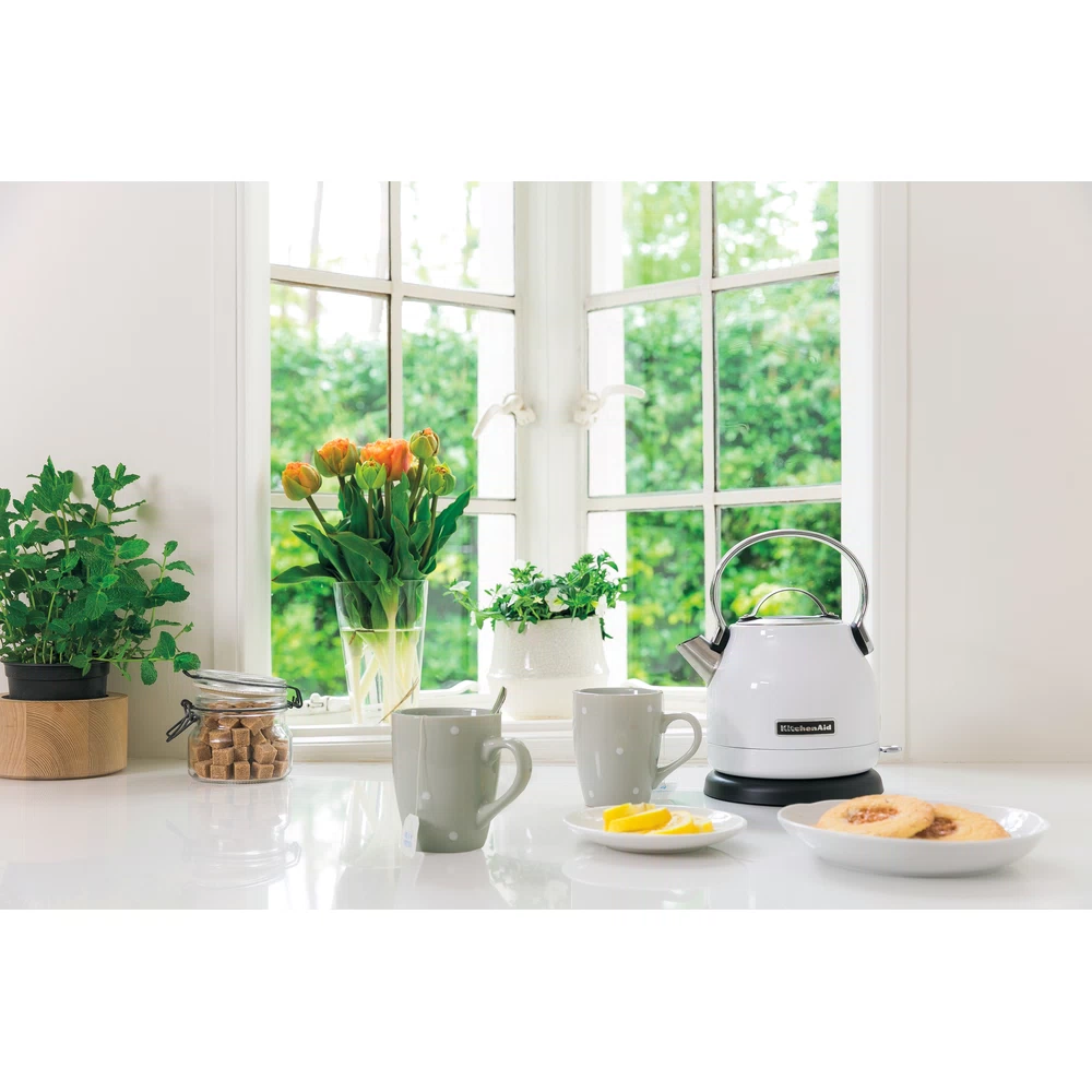 KitchenAid Wasserkocher 5KEK1222EWH in Weiß auf einer modernen Arbeitsfläche in einer stilvollen Umgebung.