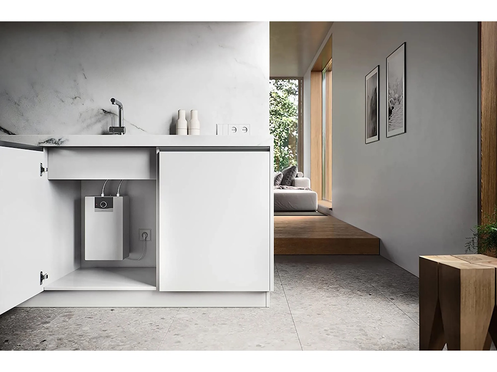 Vaillant eloSTOR plus VEN 5/7-5 U Kleinspeicher installiert unter dem Waschbecken in modernem Badezimmer