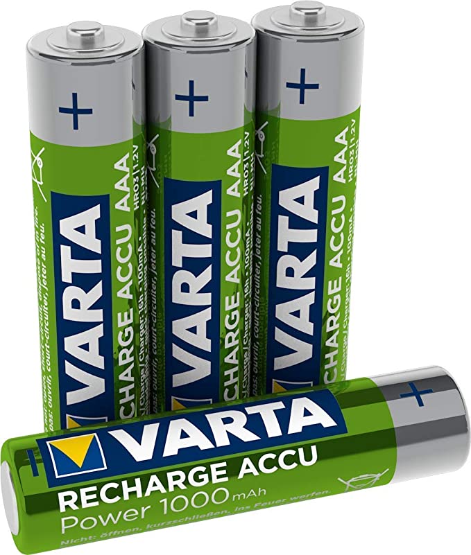 Vier einzelne Varta AAA Recharge Accu 1000 Batterien ohne Verpackung, liegend auf weißem Untergrund