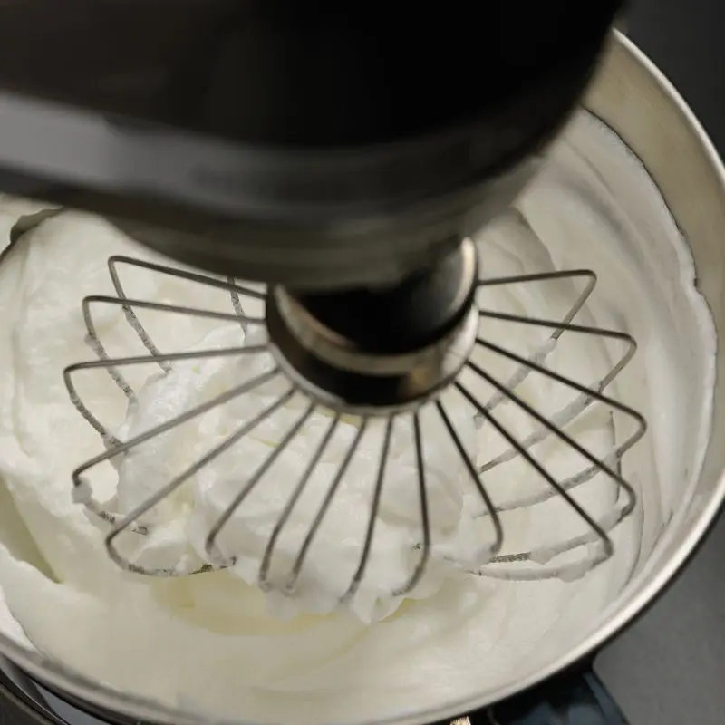 KitchenAid beim Sahneschlagen KitchenAid Professional Küchenmaschine 5KSM7990XEER beim Schlagen von Sahne