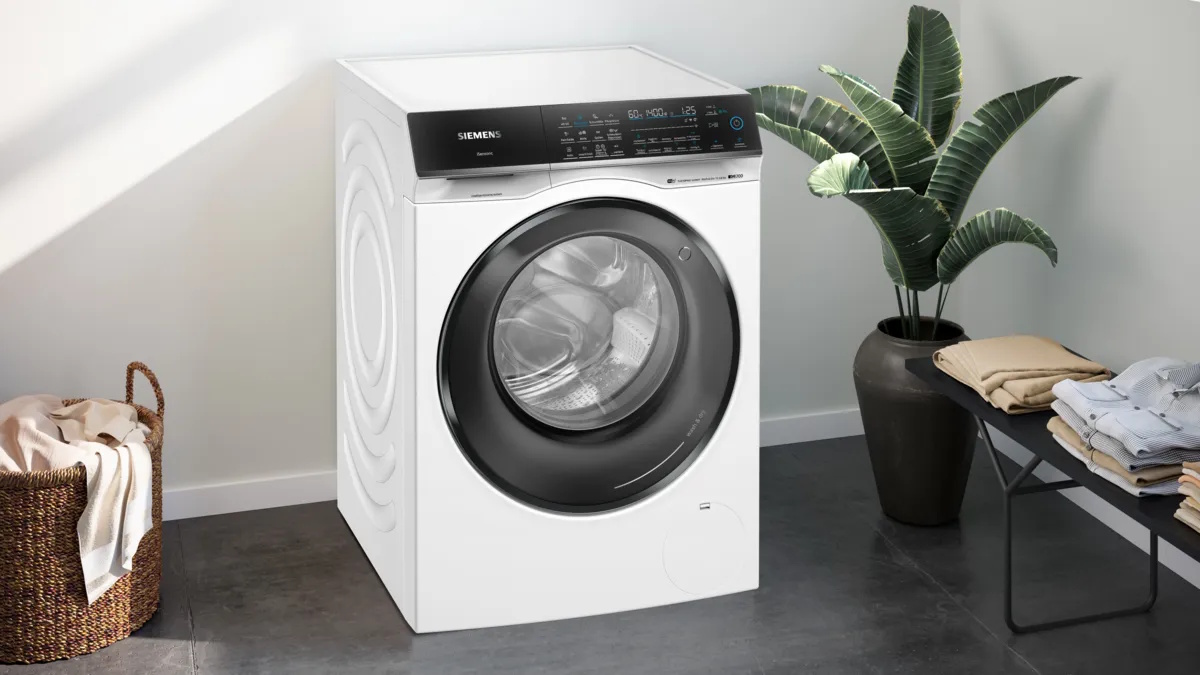 Frontansicht des Siemens iQ700 Waschtrockners im Raum