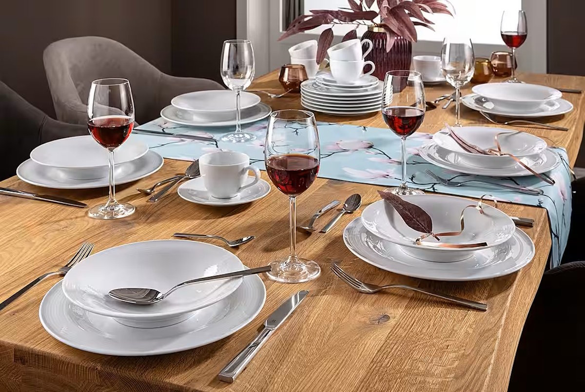 Festlich gedeckter Tisch mit dem eleganten ZWILLING King Besteckset, ideal für besondere Anlässe.