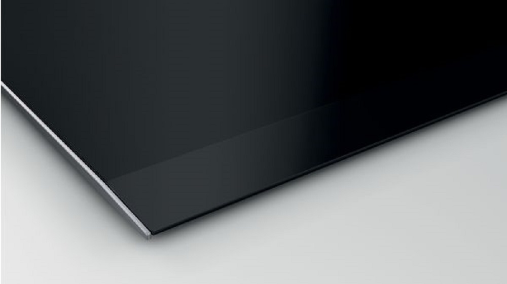 Detailansicht der präzisen, flachen Kantenverarbeitung des Siemens EX875LVC1E Induktionskochfelds, das ein nahtloses Design in der Küche ermöglicht.