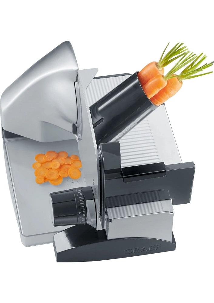 Draufsicht auf den Graef SKS 500 Allesschneider beim Schneiden von frischen Karotten in gleichmäßige Scheiben mit dem MiniSlice-Aufsatz.
