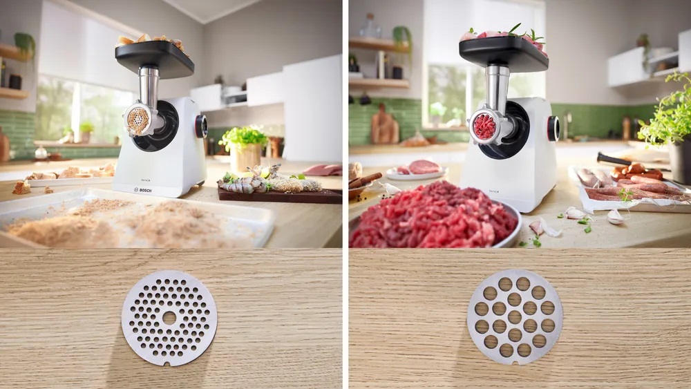 Bosch MFWS420W Kompakt-Fleischwolf – Verarbeitung verschiedener Fleischsorten Zwei Ansichten des Bosch MFWS420W Kompakt-Fleischwolfs, der Fleisch verarbeitet, mit verschiedenen Lochscheiben für feines und grobes Hackfleisch, demonstriert seine Effizienz.