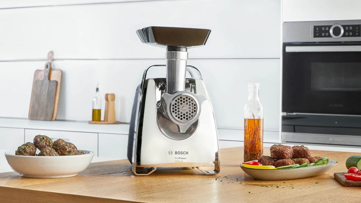 Bosch MFW67440 ProPower Fleischwolf 2000W – Komplett-Set mit Zubehör, Frontansicht