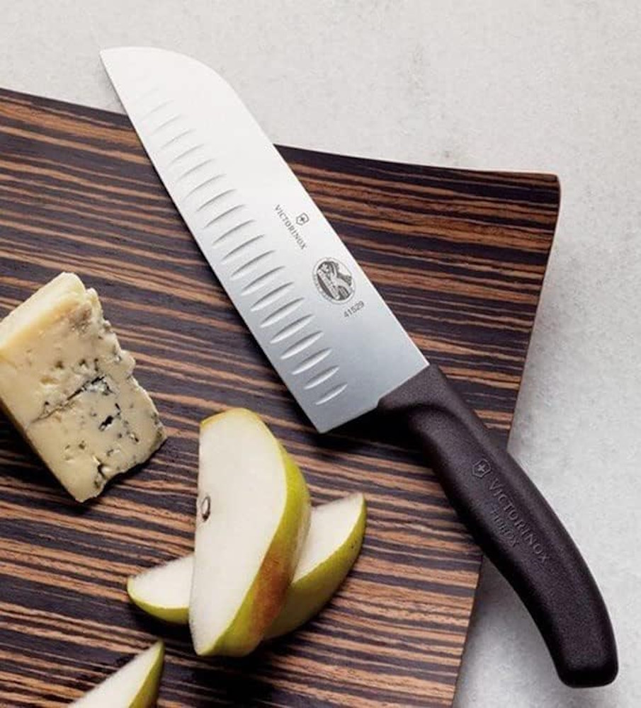 Victorinox Santokumesser schneidet präzise eine Birne.
