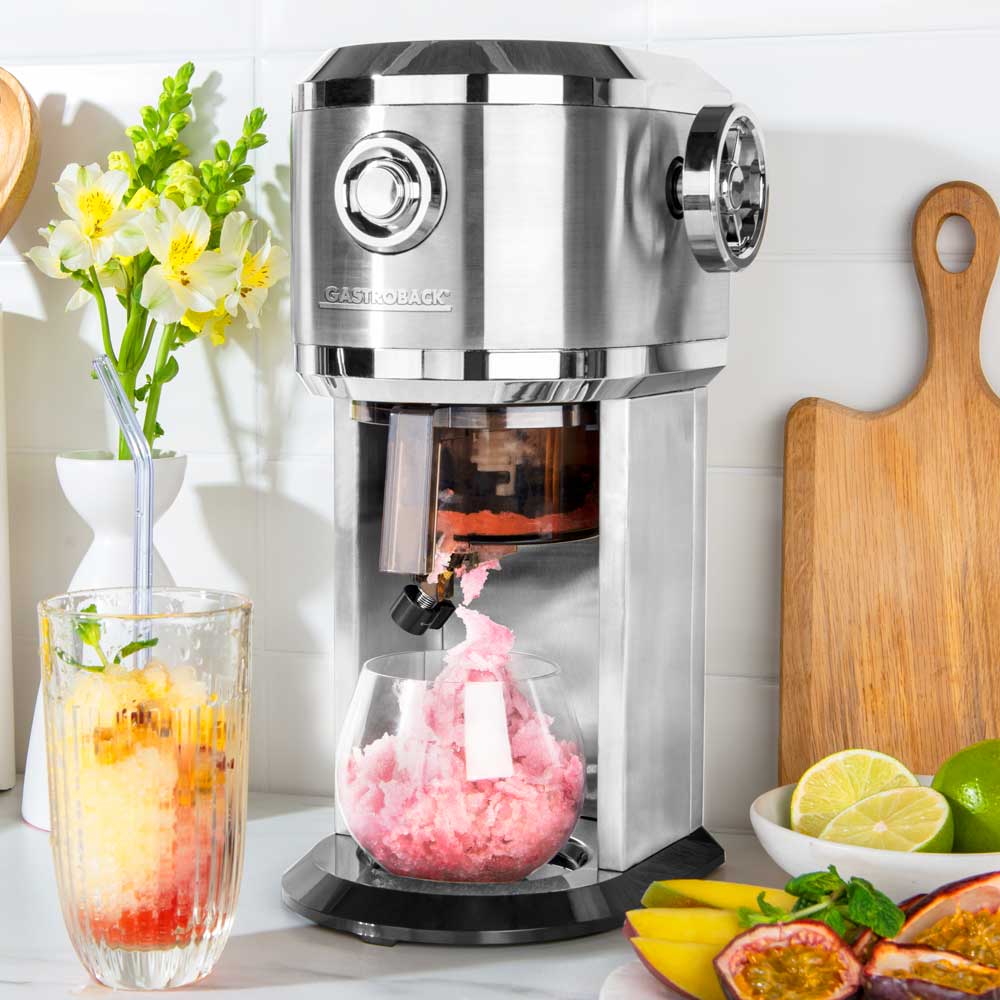 Gastroback Design Ice Shaver – Szenebild mit dem Gerät in einer Küche im Einsatz