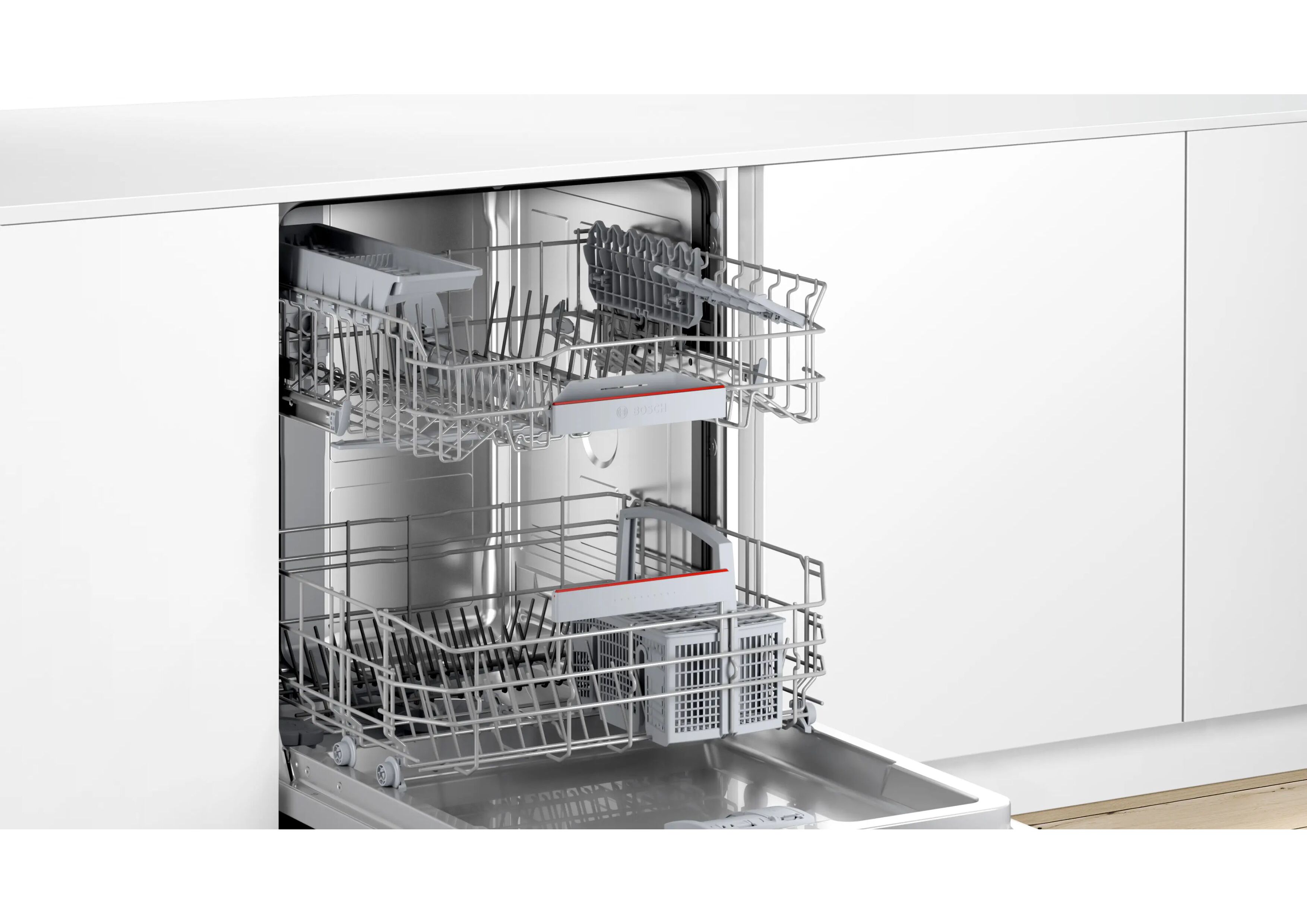 Geöffneter Bosch SMI4EAS28E Geschirrspüler mit ausgefahrenen Geschirrkörben und Besteckkorb