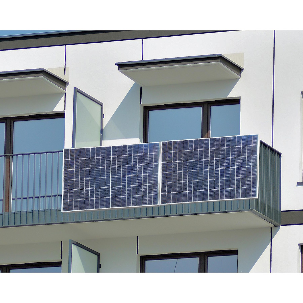 Technaxx TX-274 Balkonkraftwerk auf einem Balkon montiert