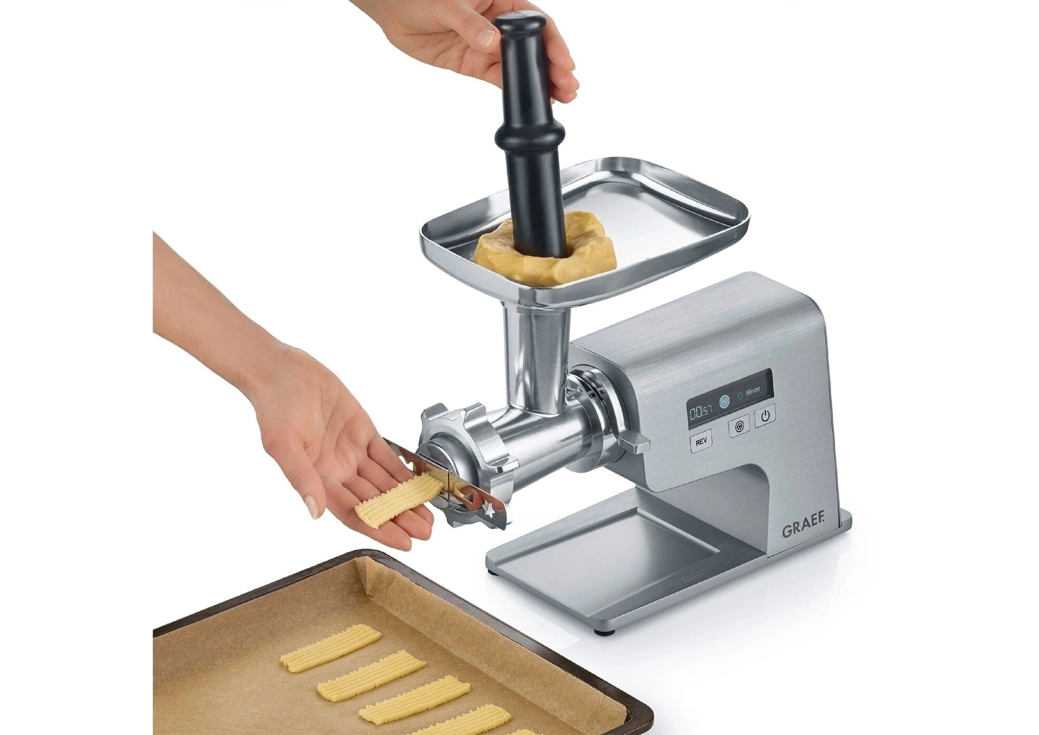 Graef Fleischwolf mit Spritzgebäckvorsatz beim Formen von Teig für Plätzchen