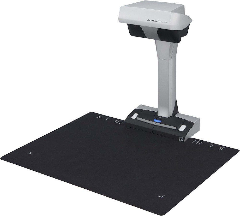 RICOH ScanSnap SV600 Overhead-Scanner vor schwarzer Scanmatte für A3-Dokumente