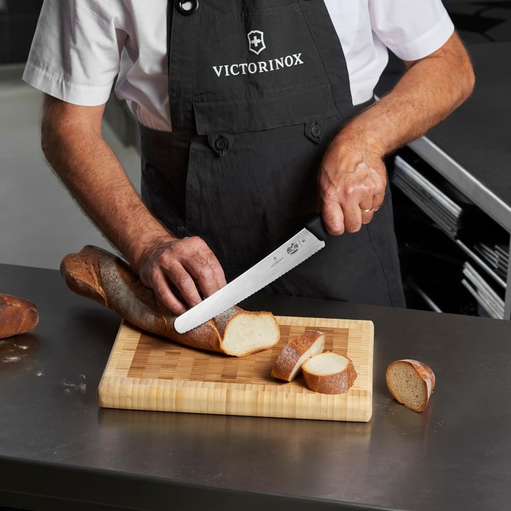 Das Victorinox Brotmesser schneidet eine Scheibe frisches Brot.