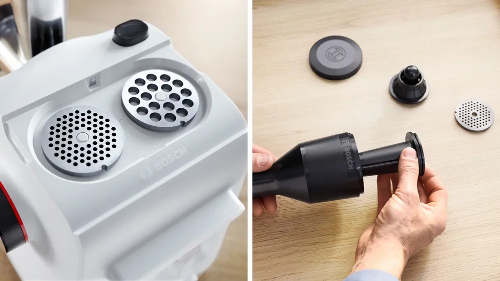 Bosch MFWS420W Kompakt-Fleischwolf – Zubehör und Montage Links: Zwei verschiedene Lochscheiben auf dem Bosch MFWS420W Fleischwolf. Rechts: Hände, die den Wurstfülleraufsatz montieren, demonstrieren die Vielseitigkeit und einfache Handhabung.