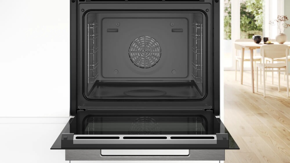Innenraum Bosch HSG7584B1 Innenansicht des Garraums vom Bosch Dampfbackofen HSG7584B1 mit seitlicher Beleuchtung.