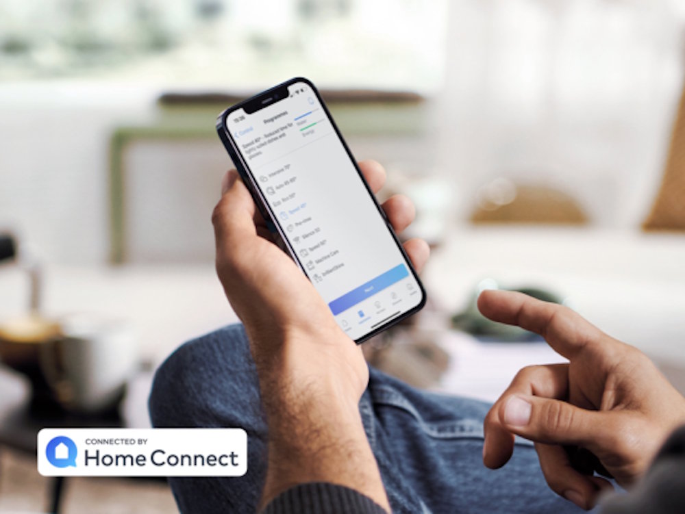 Home Connect: Smarte Steuerung per App Siemens Geschirrspüler mit Home Connect Symbol auf Smartphone