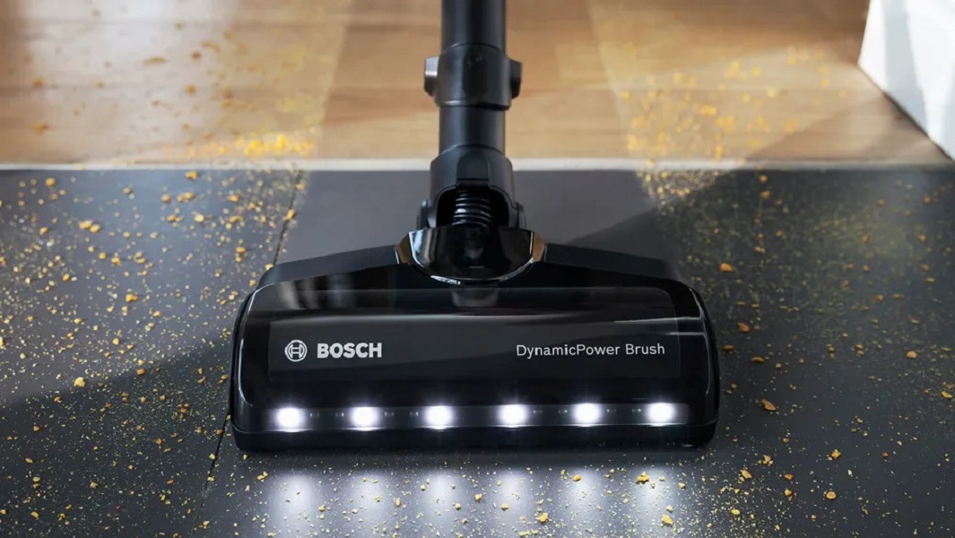 Szenebild zeigt die einfache Reinigung des Filters beim BOSCH BSS711W, für gleichbleibend starke Saugleistung.