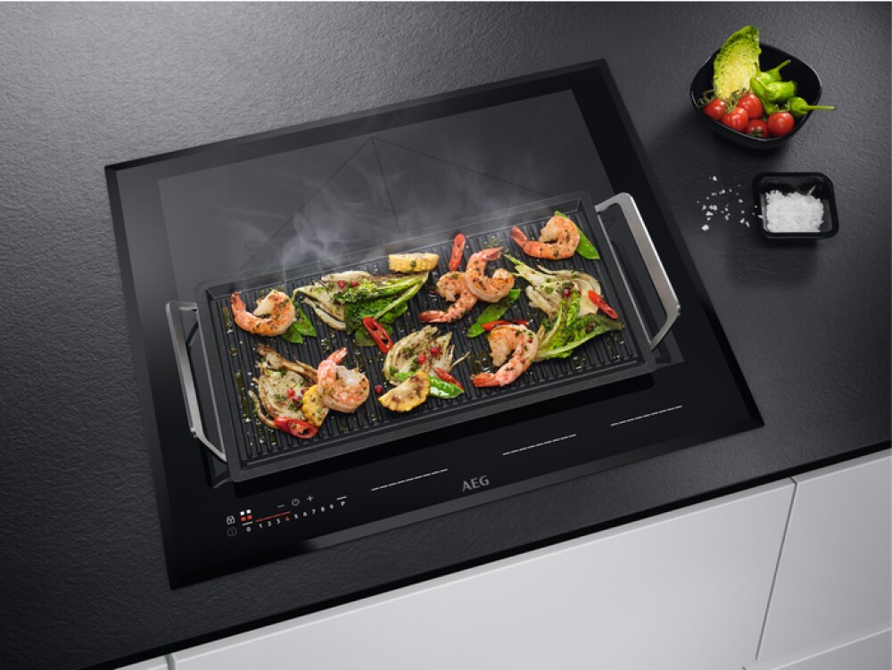 Schwarzes AEG Serie 8000 Induktionskochfeld, Modell IKE64683FB, 60cm, mit Totalflex-Kochfläche. Schwarzes AEG Serie 8000 Induktionskochfeld, Modell IKE64683FB, 60cm, mit Totalflex-Kochfläche.