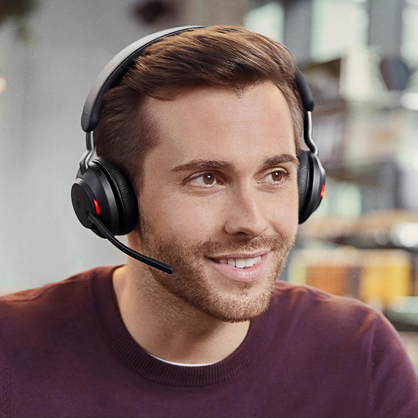 Sichtbares rotes Busylight an der Ohrmuschel des Jabra Evolve2 65.